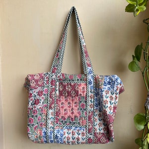 Gesteppte Duffle Tote Schulter Patch Tasche Baumwolle Handprint Floral Umweltfreundliche nachhaltige Tasche, Yoga Shopping Strand Künstler Boho Wochenendtasche