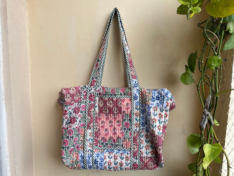 Sac fourre-tout matelassé à bandoulière en coton, empreinte de main, floral, écologique, durable, yoga, shopping, plage, artiste, boho, sac, week-end image 1