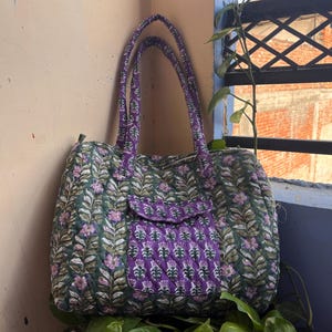 Vintage Blumen gesteppte große Rüschen-Einkaufstasche Handbedruckte Boho Shopper Markt-Einkaufstasche für Frauen Geburtstagsgeschenk Wochenend-Reisen gedruckte Tote