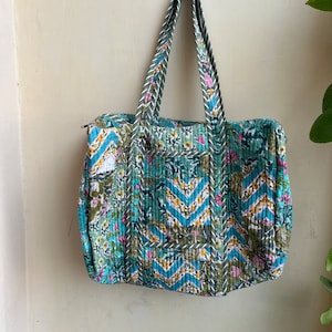 Gesteppte Duffle Tote Schulter Patch Tasche Baumwolle Handprint Floral Umweltfreundliche nachhaltige Tasche, Yoga Shopping Strand Künstler Boho Wochenendtasche