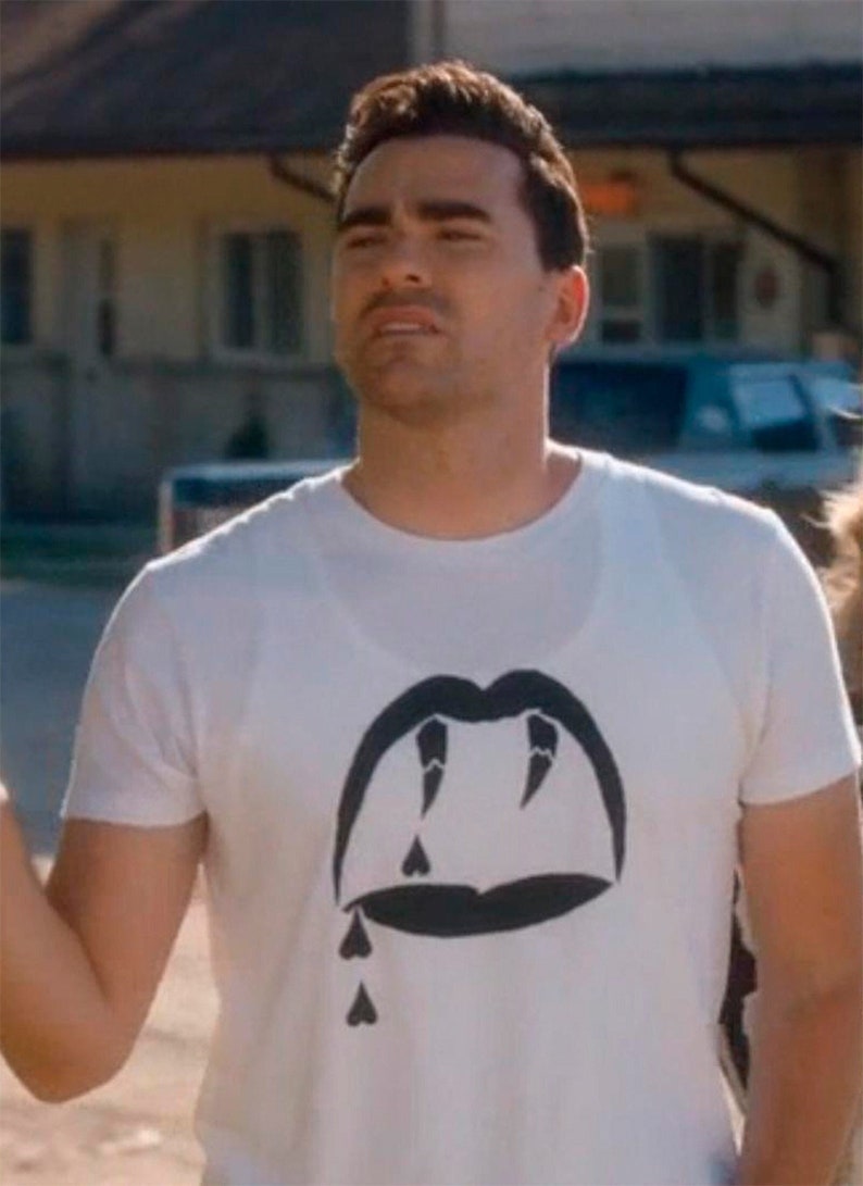Op de afbeelding: Een wit T-shirt met een zwarte afbeelding van een mond met tanden en druppelende harten.