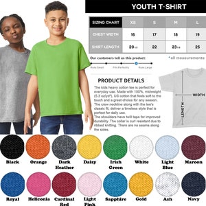 K&ouml;nnte beinhalten: Eine Tabelle mit den Gr&ouml;&szlig;en von T-Shirts f&uuml;r Jugendliche in Zoll f&uuml;r Brustweite und Shirtl&auml;nge. Die Tabelle umfasst die Gr&ouml;&szlig;en XS, S, M, L und XL. Die Tabelle enth&auml;lt auch eine Beschreibung des Produkts, bei dem es sich um ein schweres Baumwoll-T-Shirt handelt, das sich perfekt f&uuml;r den t&auml;glichen Gebrauch eignet. Das T-Shirt besteht aus 100 % mittelschwerem US-Baumwolle, die sich weich anf&uuml;hlt. Das T-Shirt hat einen Rundhalsausschnitt und eine klassische Passform. Die Schultern sind mit K&ouml;perband verst&auml;rkt, um die Strapazierf&auml;higkeit zu verbessern. Der Kragen ist knitterarm durch geripptes Stricken. Es gibt keine N&auml;hte an den Seiten. Die Tabelle enth&auml;lt auch eine Farbkarte mit 18 verschiedenen Farben des T-Shirts.