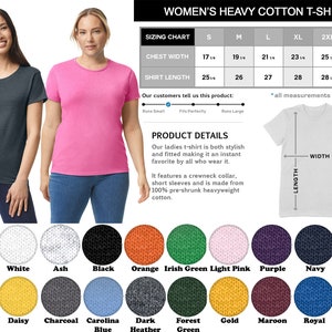 K&ouml;nnte beinhalten: Eine Gr&ouml;&szlig;entabelle f&uuml;r ein Damen-T-Shirt aus schwerem Baumwollstoff in verschiedenen Farben. Die Tabelle zeigt die Brustweite und die Shirtl&auml;nge in Zoll f&uuml;r die Gr&ouml;&szlig;en S, M, L, XL, 2XL und 3XL. Die Produktdetails beschreiben das T-Shirt als stylisch und figurbetont, mit einem Rundhalsausschnitt und kurzen &Auml;rmeln. Es ist aus 100% vorgewaschenem, schwerem Baumwollstoff gefertigt.