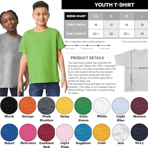 Op de afbeelding: Een tabel met de maten van T-shirts voor jongeren in inches voor borstbreedte en shirtlengte. De tabel bevat de maten XS, S, M, L en XL. De tabel bevat ook een beschrijving van het product, dat een zwaar katoenen T-shirt is dat perfect is voor dagelijks gebruik. Het T-shirt is gemaakt van 100% middelzwaar Amerikaans katoen dat zacht aanvoelt. Het T-shirt heeft een ronde hals en een klassieke pasvorm. De schouders zijn versterkt met keperband voor verbeterde duurzaamheid. De kraag is kreukvrij dankzij geribbelde breiwerk. Er zijn geen naden aan de zijkanten. De tabel bevat ook een kleurenkaart met 18 verschillende kleuren van het T-shirt.