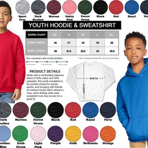 K&ouml;nnte beinhalten: Gr&ouml;&szlig;entabelle f&uuml;r Jugend-Hoodies und -Sweatshirts mit Farbmustern. Die Tabelle zeigt die Brustweite und die Shirtl&auml;nge in Zoll f&uuml;r die Gr&ouml;&szlig;en XS, S, M, L und XL. Die Farbmuster umfassen Sportgrau, Dunkelgrau, Rotbraun, Sicherheitsrosa, Waldgr&uuml;n, Schwarz, Rot, Royalblau, Marineblau, Wei&szlig;, Carolina Blau, Irischgr&uuml;n, Hellrosa, Lila, Gold, Heliconia und Orange.