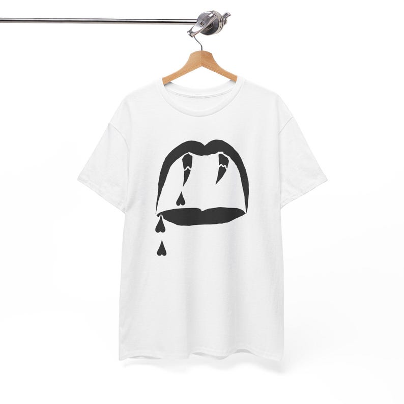Op de afbeelding: Wit T-shirt met een zwarte afbeelding van een mond met tanden en druppels bloed in de vorm van harten.