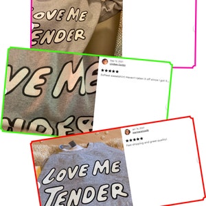 Op de afbeelding: Grijs sweatshirt met de tekst "Love Me Tender" in witte omrande letters. Het sweatshirt wordt getoond op drie verschillende foto's met klantbeoordelingen.