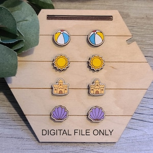 Puede incluir: Pendientes de madera con diseños temáticos de playa, que incluyen una pelota de playa, un sol, un castillo de arena y una concha. Los pendientes se muestran en un soporte de madera claro en forma de hexágono. El texto "DIGITAL FILE ONLY" está impreso en el soporte.
