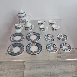 Juego de té en miniatura estilo Worcester para casa de muñecas (1 1/2 pulgadas)