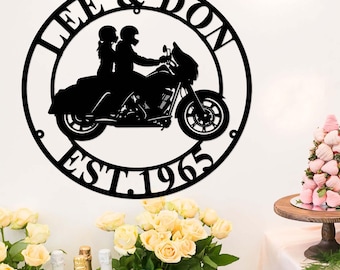カスタムバイカーカップルメタルサイン、バイクライダーメタルウォールアート、パーソナライズされたバイカーネームサイン、バイクカップルデコレーション、バイクウェディングギフト