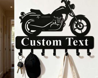 Könnte beinhalten: Schwarzer Motorrad-Schlüsselhalter aus Metall mit dem weißen Schriftzug "Custom Text". Er hat sechs Haken darunter für Schlüssel, Hüte und Taschen. Eine schwarze Baseballkappe, Schlüssel und eine Tragetasche hängen an den Haken.