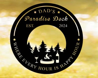 Może przedstawiać: Okrągły znak w kolorze czarnym i złotym z tekstem "Dad's Paradise Deck Est. 2024 Where Every Hour Is Happy Hour" oraz sylwetką drzew, paleniska, kieliszka wina i butelki wina.