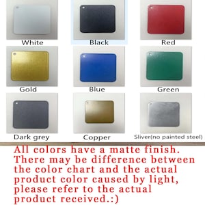 Puede incluir: Una carta de colores que muestra nueve muestras de colores con acabado mate: blanco, negro, rojo, dorado, azul, verde, gris oscuro, cobre y plateado. El texto indica que pueden ocurrir variaciones de color.