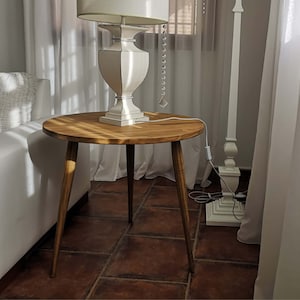 Mesa de centro feita à mão em madeira maciça de pinho: mesa de canto com 3 pernas