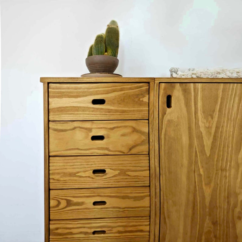 Sideboard, Kommode aus neuseeländischem Kiefernholz. Ref. 201 Bild 3