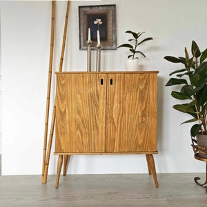 Large capacity chest of drawers in solid pine, with 2 doors and 2 shelves inside. 00327