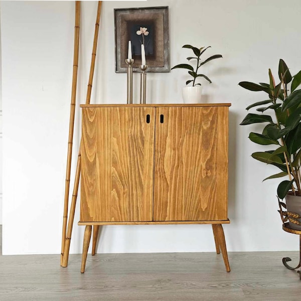 Large capacity chest of drawers in solid pine, with 2 doors and 2 shelves inside. 00327