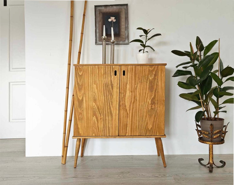 Large capacity chest of drawers in solid pine, with 2 doors and 2 shelves inside. 00327 zdjęcie 1