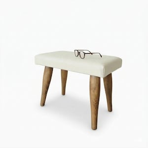 Peut inclure: Ensemble de trois tasses en céramique avec une finition mate et mouchetée. Les tasses sont dans des tons crème, gris clair et gris foncé. Chaque tasse a un design simple et minimaliste, parfait pour le café ou le thé.