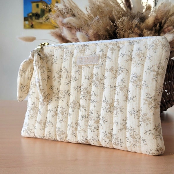 Pochette matelassée écru, élégante et imperméable, idéale pour vos déplacements et pour y ranger votre maquillage, vos bijoux et accessoires