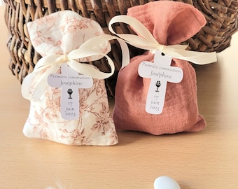 Scatolina portaconfetti personalizzata in garza di cotone nei toni del rosa, ideale per battesimi, comunioni e matrimoni. Un regalo raffinato da offrire ai vostri ospiti.