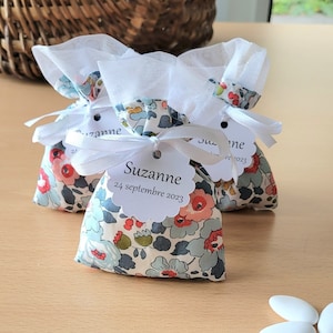 Personalized dragee ballotin in Liberty betsy porcelain fabric, for baptism, communion, wedding. Refined gift to offer to your guests