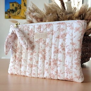 Pochette matelassée rose élégante et imperméable, idéale pour vos déplacements et pour y ranger votre maquillage, vos bijoux et accessoires