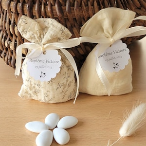 Portaconfetti personalizzato in garza di cotone nei toni dell'ecrù per battesimo, comunione, matrimonio.  Regalo raffinato da offrire ai vostri ospiti