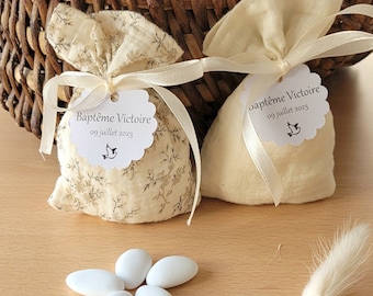 Scatola portaconfetti personalizzata in garza di cotone nei toni dell'écru per battesimo, comunione, matrimonio. Un regalo raffinato da offrire ai vostri ospiti.