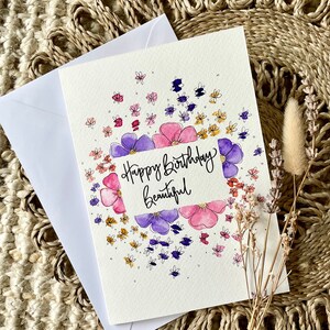 Bloemen gepersonaliseerde handgeschilderde verjaardagskaart / Happy Birthday Card / gepersonaliseerde kaart / op uw verjaardagskaart / roze bloemenkaart / paars