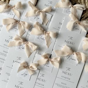 Personalisiertes Bandmenü, handgebundenes Band-Hochzeitsmenü, modernes Hochzeitsmenü, individuelle Hochzeitsmenüs, personalisiertes Menü mit Schleife, Schleifenhochzeit