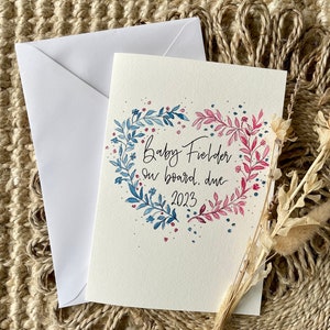 Carte personnalisée de révélation de sexe de bébé peinte à la main, carte de révélation de genre, carte d’attente personnalisée, carte de douche de bébé personnalisée, couronne de fleurs