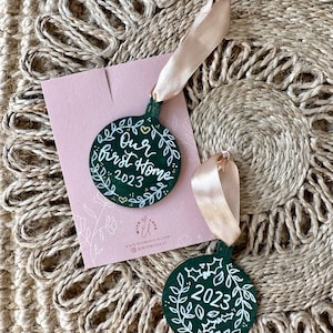 Gepersonaliseerde handgeschilderde houten boomdecoratie, aangepaste kerstboomdecoratie, gepersonaliseerde kerstbal, kerstcadeau, geheime kerstcadeau
