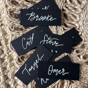 Gepersonaliseerde aangepaste handgeschreven zwarte plaatsnamen, handkalligrafie zwarte plaatsnamen, plaatskaarten, zwarte moderne plaatsnaam, unieke op maat