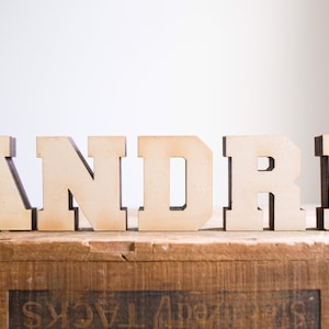 Tarjeta personalizada nombre regalo madera bloque letras, 2.5 "madera de álamo natural, corte láser, independiente