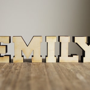 Letras de madera de álamo natural cortadas a láser de 6,35 cm y 1,9 cm de grosor para colocar de pie. Regalo personalizado con nombre.