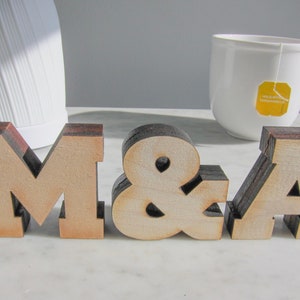 Iniciales de pareja personalizadas, San Valentín, boda, o regalo de aniversario, cartas de bloque de madera, 2.5"madera de álamo, 3/4 " grueso para estar de pie