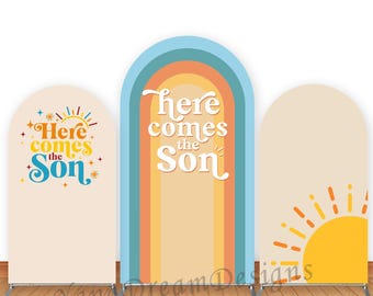 Puede incluir: Tres telones de fondo de arco de colores para una fiesta de bienvenida al bebé o una revelación de género. Los telones de fondo presentan un diseño de arcoíris con el texto "Here comes the Son" en una fuente retro. El telón de fondo de la derecha presenta un sol amarillo con rayos naranjas.