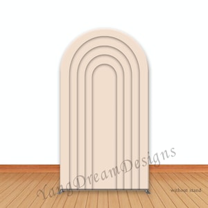 Puede incluir: Un telón de fondo arqueado beige con un diseño en capas. El telón de fondo tiene una serie de formas curvas y anidadas, creando un efecto tridimensional. Las palabras "Yang Dream Designs" están impresas en la esquina inferior izquierda. Las palabras "sin soporte" están impresas en la esquina inferior derecha.