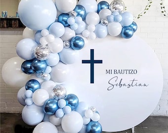 Sfondo fotografico rotondo personalizzato per battesimo con testo blu navy e croce.
