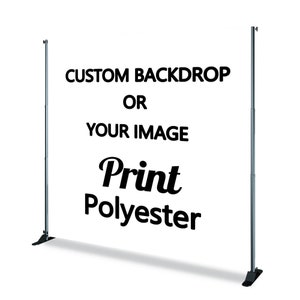 Op de afbeelding: Een witte achtergrondstandaard met verstelbare hoogtepalen. De achtergrond is leeg en heeft de tekst "CUSTOM BACKDROP OR YOUR IMAGE Print Polyester" erop gedrukt.