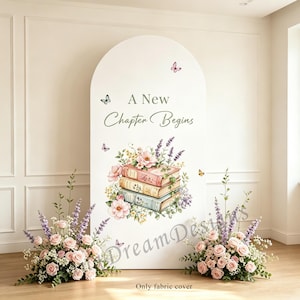 Puede incluir: Una funda de tela arqueada con el texto A New Chapter Begins, ilustrada con una pila de tres libros antiguos, flores rosas, ramas de lavanda y pequeñas mariposas. El diseño está centrado sobre un fondo blanco con un acabado limpio.