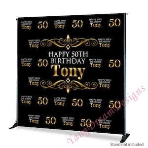 Könnte beinhalten: Schwarzer Hintergrund mit goldenem Text "HAPPY 50TH BIRTHDAY Tony" und der Zahl "50". Das Design beinhaltet dekorative Verzierungen. Der Hintergrund wird von einem schwarzen Ständer getragen.