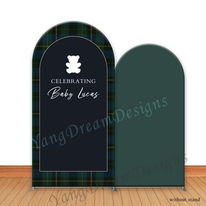 Peut inclure: Un fond d'arche en tartan bleu marine et vert avec le texte « CELEBRATING Baby Lucas » et un ours en peluche blanc. Une deuxième arche verte unie est visible. Conçu pour une baby shower, il a un aspect classique et élégant.