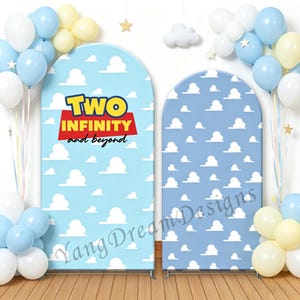 Peut inclure: Deux housses de toile de fond arquées avec un motif de ciel bleu clair et de nuages blancs. Le panneau gauche, plus haut, affiche le texte "TWO INFINITY and beyond" en jaune, rouge et noir. Le panneau droit, plus court, présente des nuages.