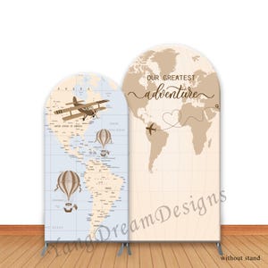 Puede incluir: Dos exhibidores de fondo arqueados con mapas del mundo. Uno tiene un fondo azul claro con un avión y globos aerostáticos. El otro tiene un fondo beige con el texto "OUR GREATEST adventure" y un avión que sigue un camino de corazón punteado.