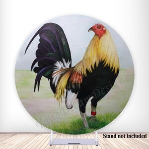 Könnte beinhalten: Eine farbenfrohe Illustration eines Hahns mit schwarzem, gelbem und rotem Gefieder. Der Hahn steht auf einer grünen Grasfläche mit einem hellblauen Himmel im Hintergrund.