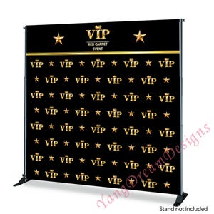 Puede incluir: Telón de fondo negro con texto VIP dorado y estrellas. El texto "VIP Red Carpet Event" está en la parte superior del telón de fondo.