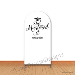 Könnte beinhalten: Weißer Abschluss-Hintergrund mit schwarzem Text "She Mastered It Class of 2025" und einem schwarzen Abschluss-Hut-Symbol.