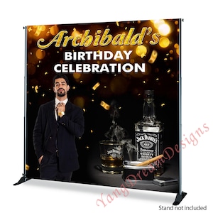 Può includere: Uno sfondo nero con coriandoli dorati e il testo "Archibald's Birthday Celebration". Un uomo in abito sta in piedi davanti a una bottiglia di whisky Jack Daniel's Tennessee, un bicchiere di whisky e un sigaro.